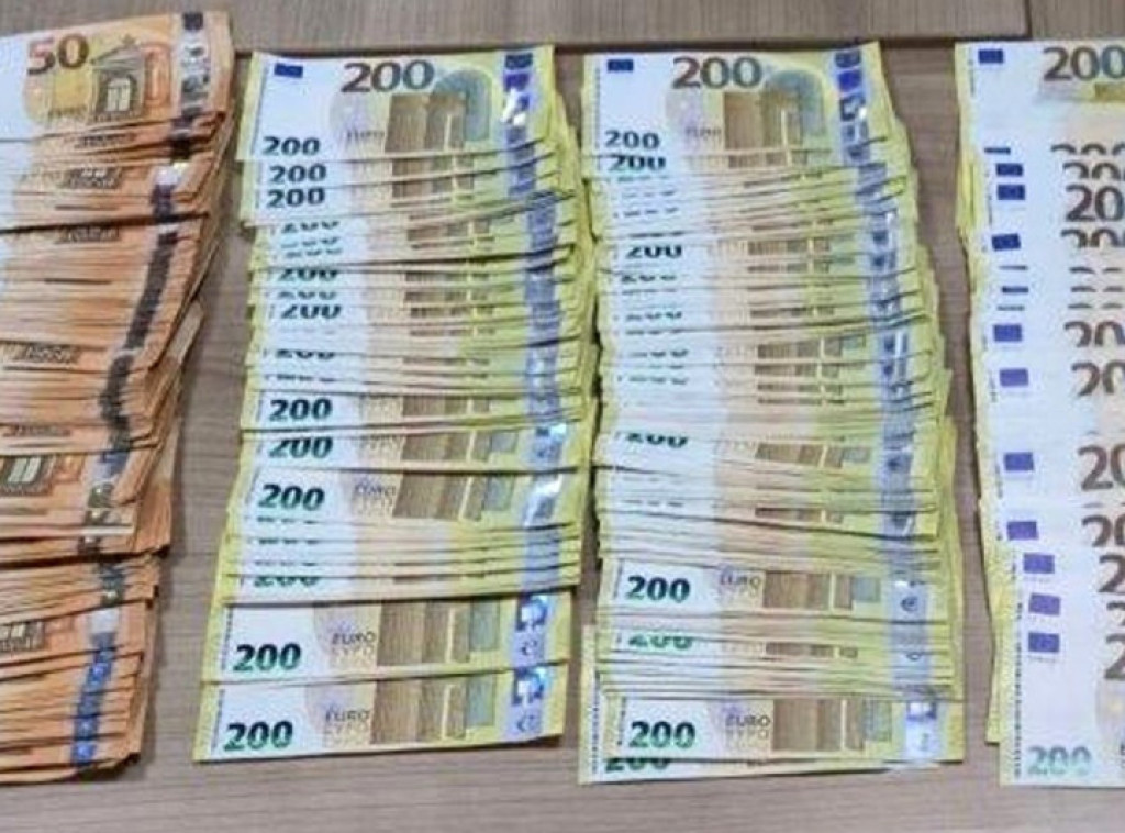 Carinici našli više od 80.000 evra skrivenih među garderobom, oduzeto više od 70.000