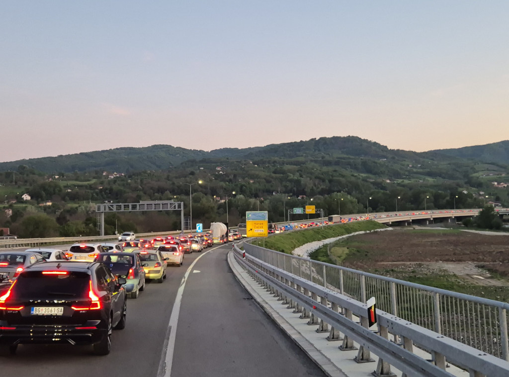Gužva na auto-putu "Miloš Veliki", na naplatnoj rampi Pakovraće kolona duža od dva kilometra