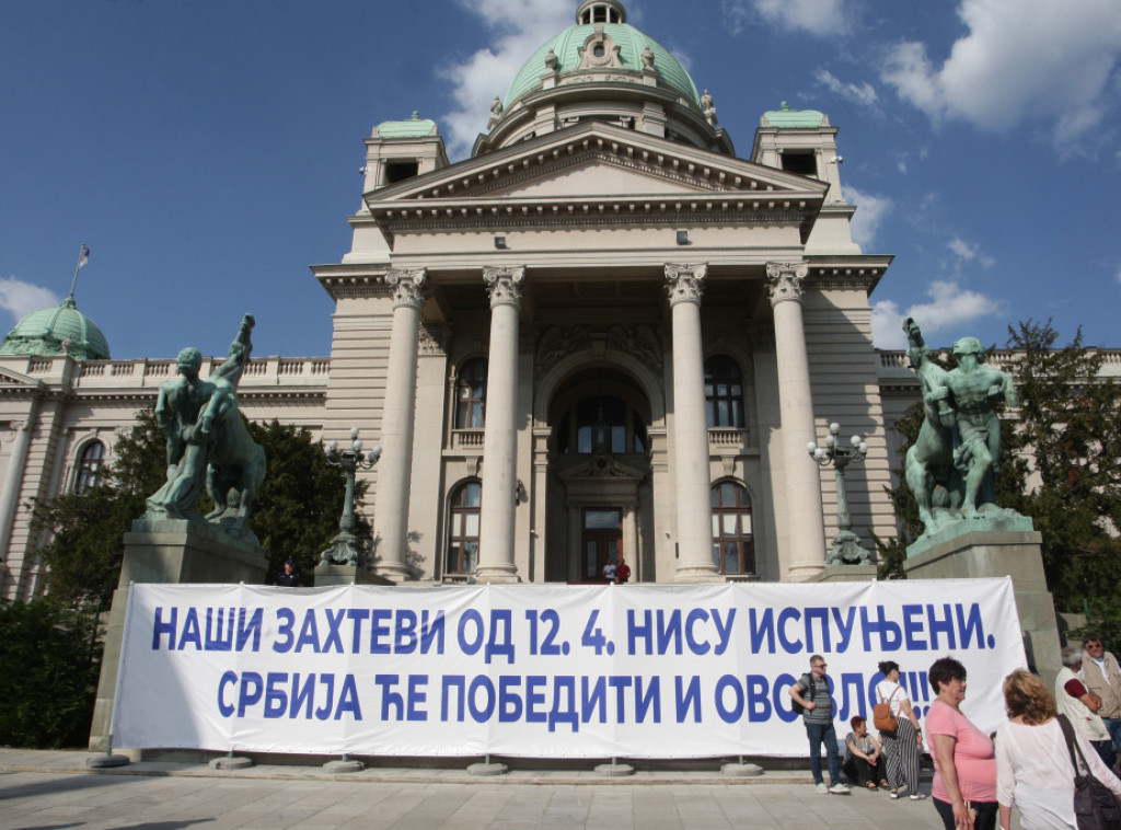 Studenti koji žele da uče i građani obeležavaju 1. maj ispred Skupštine Srbije