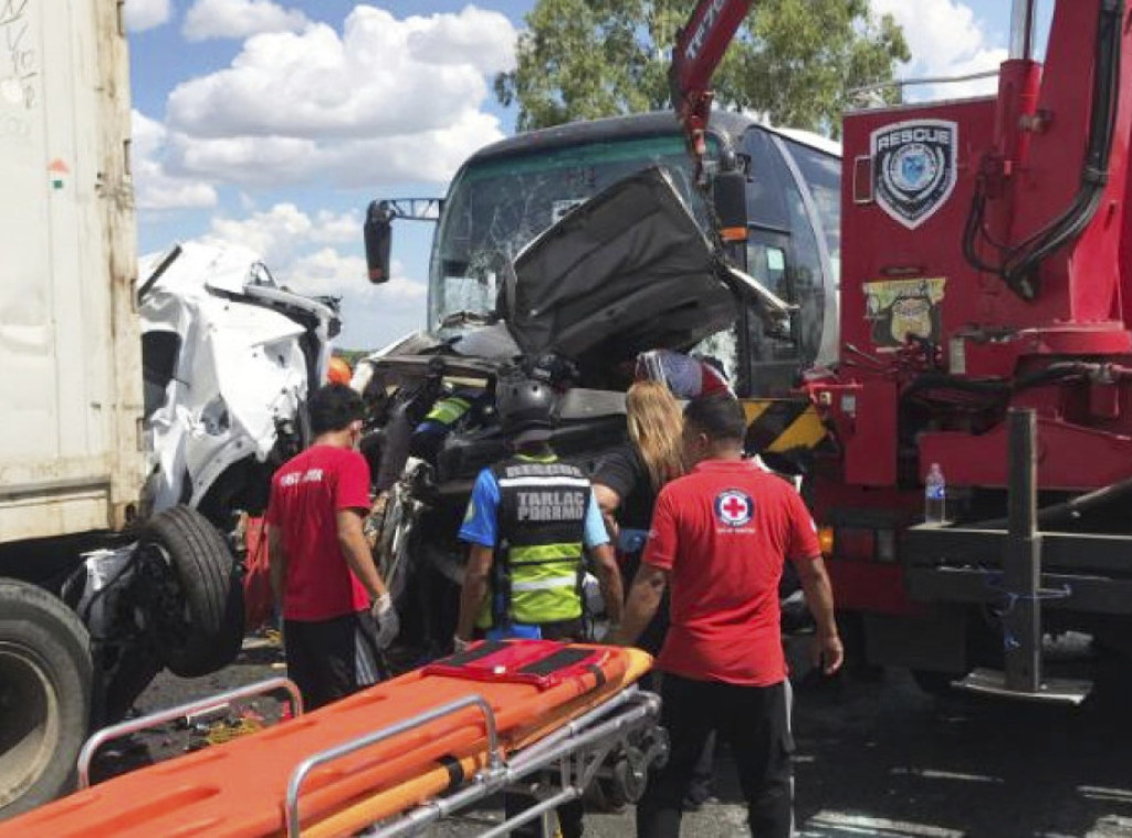Filipini: Najmanje 10 osoba poginulo kada je autobus udario u vozila na auto-putu