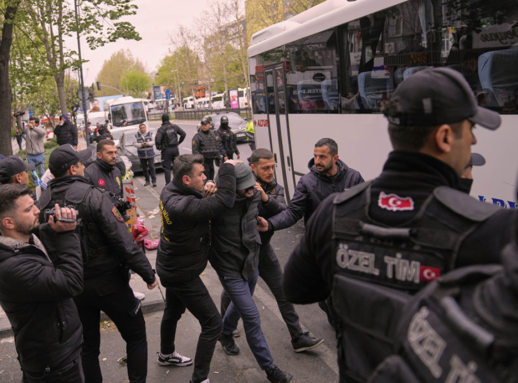 Turska policija privela 384 osobe nakon sukoba na protestima u Istanbulu