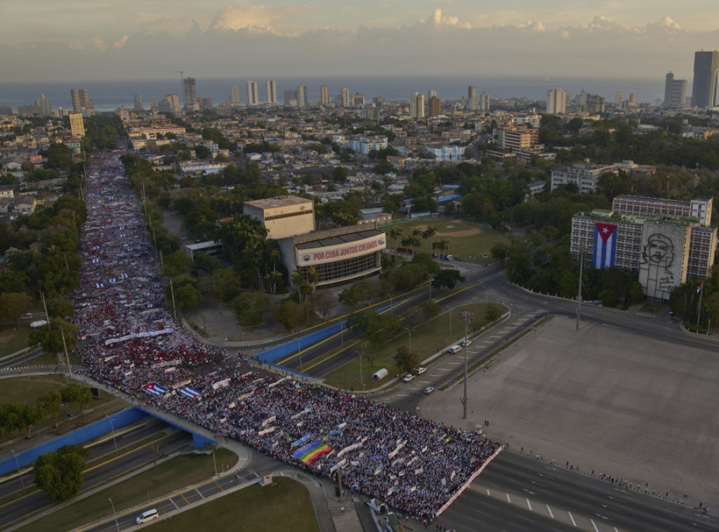 Stotine hiljada Kubanaca okupilo se u Havani na tradicionalnom prvomajskom maršu