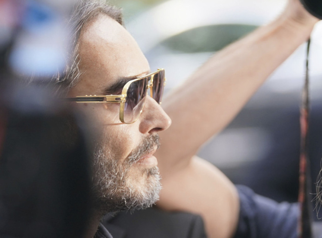 Komičar Rasel Brend danas pred sudom zbog optužbi za silovanje