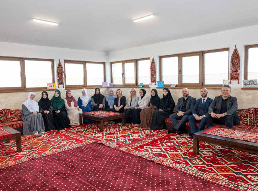 Ministarka Macura posetila žensku Medresu u Tutinu