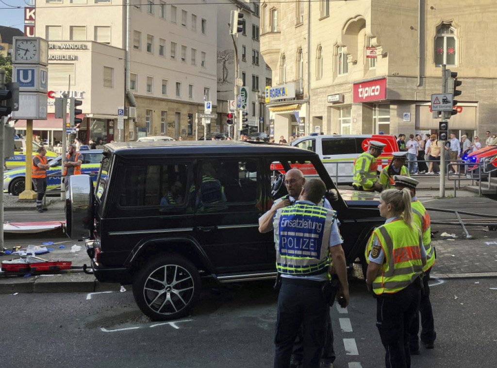 Štutgart: Žena umrla od povreda zadobijenih kada je automobil uleteo u grupu pešaka