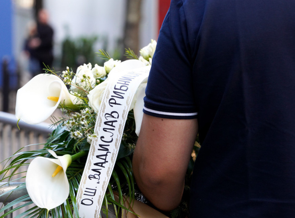 Dve godine od tragedije u "Ribnikaru": Ispred škole građani polažu cveće i pale sveće