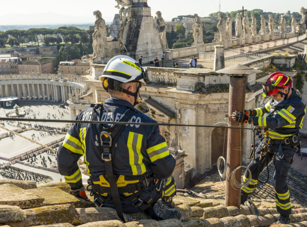 U Sikstinskoj kapeli postavljena peć za glasačke listiće na konklavi