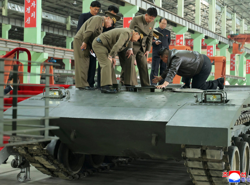 Severna Koreja: Kim Džong Un obišao vojni pogon za proizvodnju savremenih tenkova