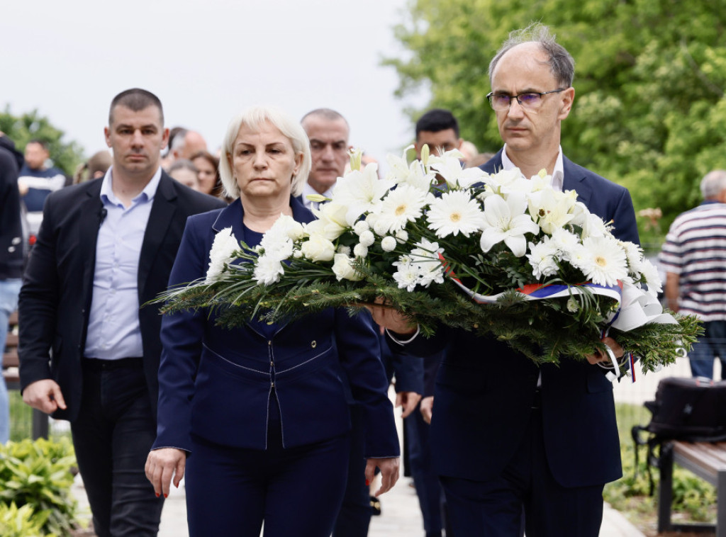U Duboni i Malom Orašju počelo obeležavanje dve godine od masakra, Macut položio venac
