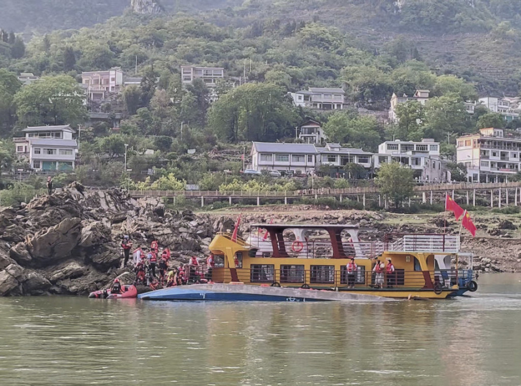 Kina: Tri osobe su poginule, a 60 je povređeno nakon prevrtanja dva turistička čamca