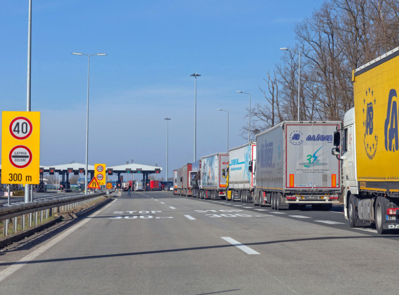 AMSS: Promenljivi uslovi vožnje, na GP Batrovci i Kelebija kamioni čekaju sat vremena