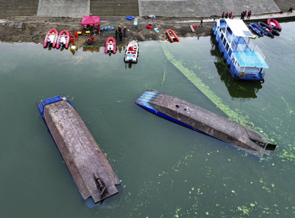 Prevrnuli se turistički čamci u južnoj Kini, desetoro ljudi se utopilo