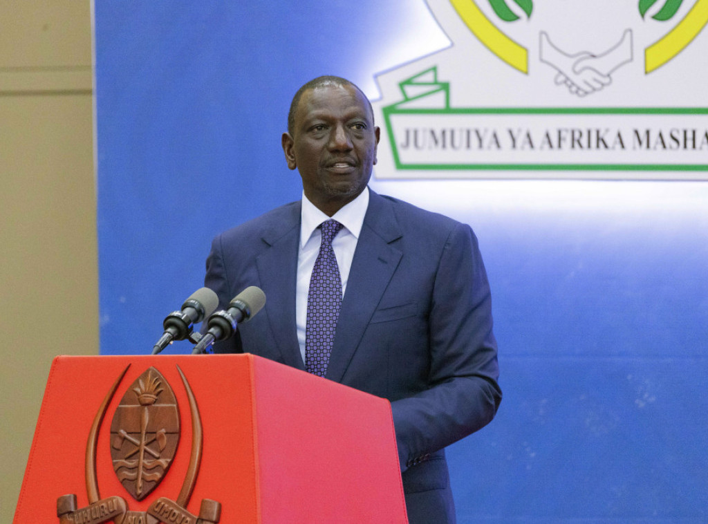 Na predsednika Kenije bačena cipela tokom javnog skupa, uhapšene tri osobe