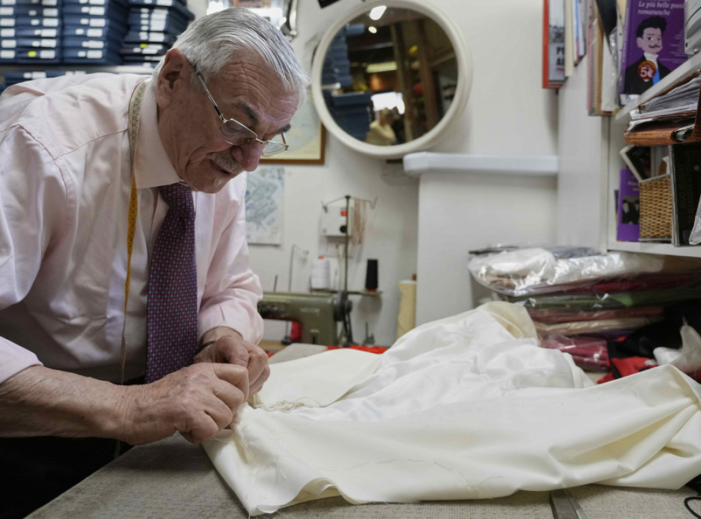 Dve krojačke radnje u Rimu pripremaju odore za budućeg papu