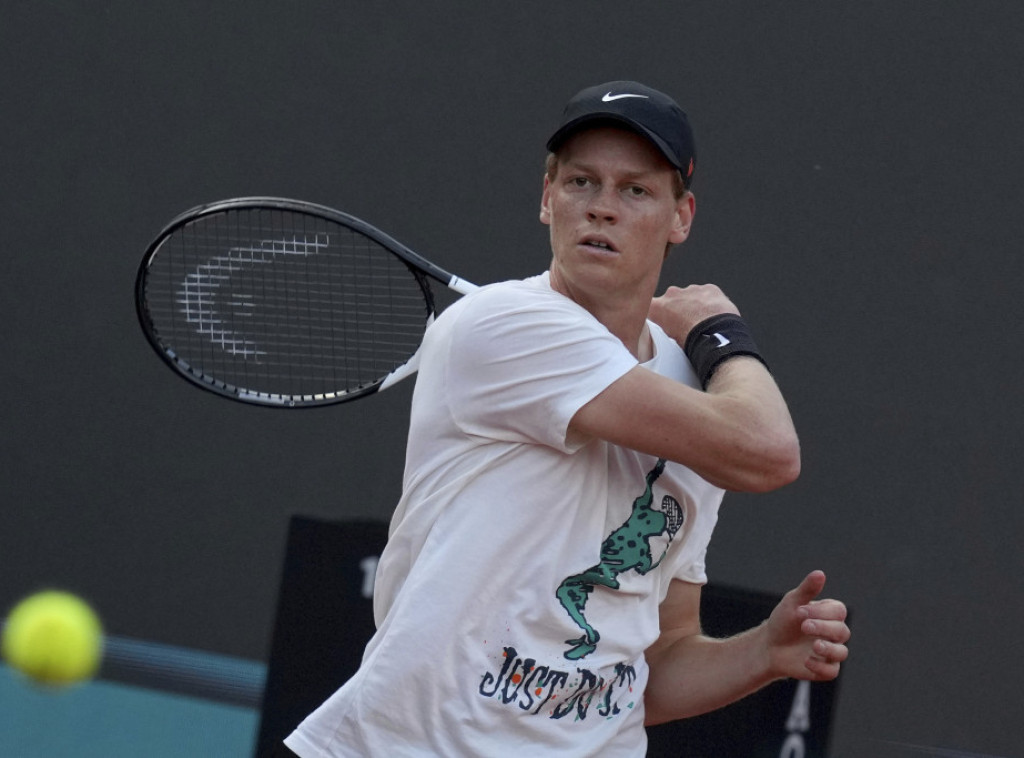 Italijanskom teniseru Janiku Sineru istekla tromesečna suspenzija