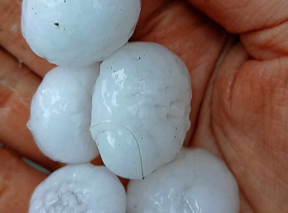 Sloveniju pogodile oluje uz jake vetrove i kiše, a u nekim mestima i grad