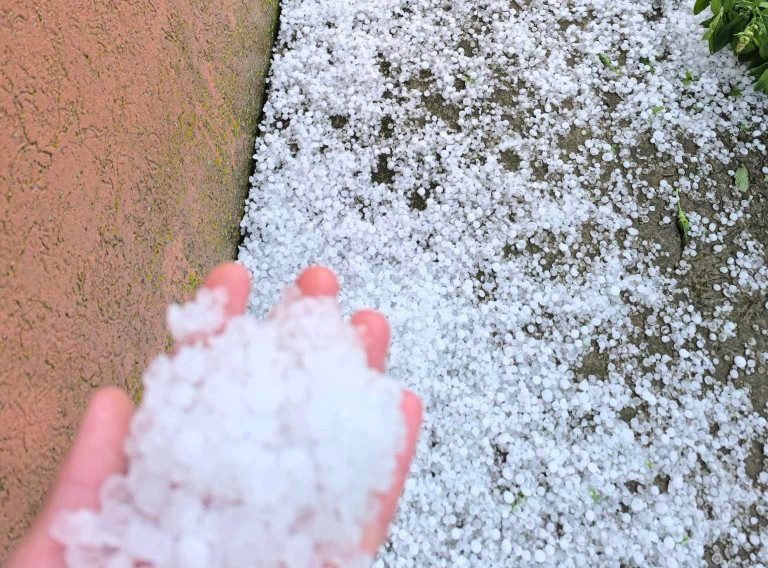 Jako nevreme praćeno gradom zahvatilo Topolu i delove Rače i Aranđelovca; u Mladenovcu pao deo krova sa zgrade