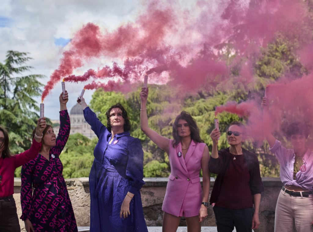 Katoličke aktivistkinje pustile roze dim iz baklje u Vatikanu tokom konklave