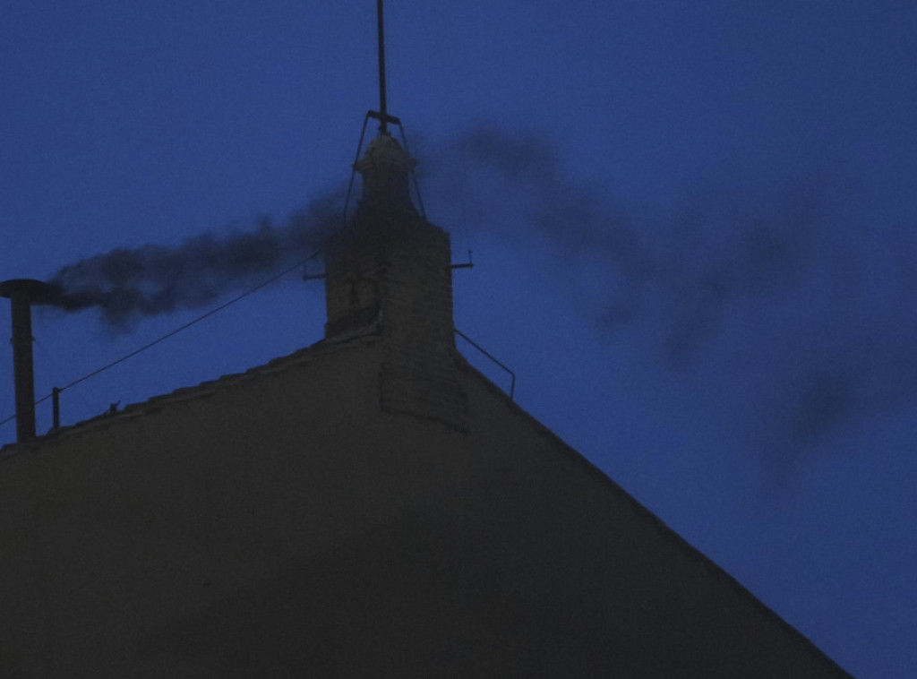 Crni dim iz dimnjaka Sikstinske kapele, konklava nije izabrala novog papu