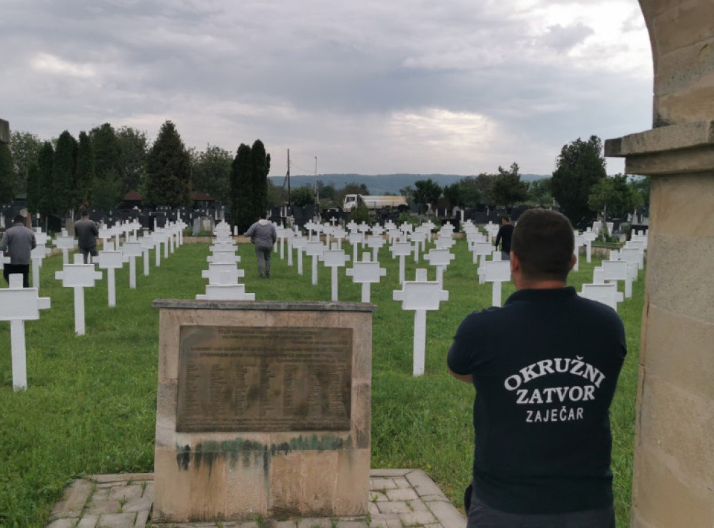 Osuđenici zatvora u Zaječaru učestvovali u čišćenju francuskog vojnog groblja