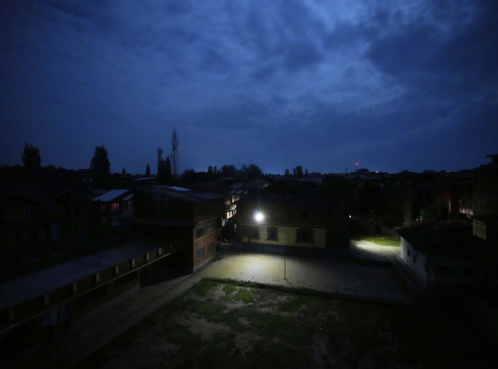 Indijski vojni izvori: Indija presrela osam raketa koje je ispalio Pakistan