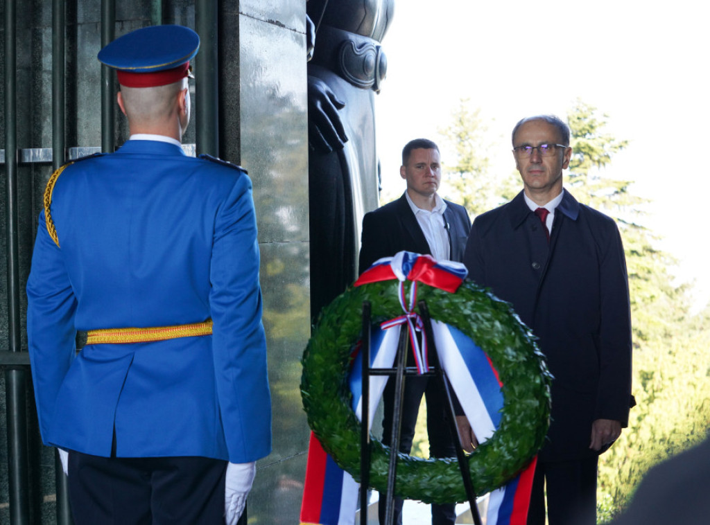 Premijer Macut položio venac na Spomenik neznanom junaku povodom Dana pobede