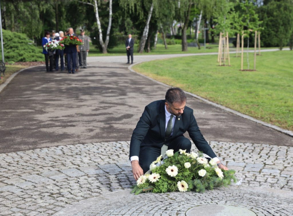 Novi Sad: Položeni venci na Spomen groblju u znak sećanja na pale borce i Dan pobede