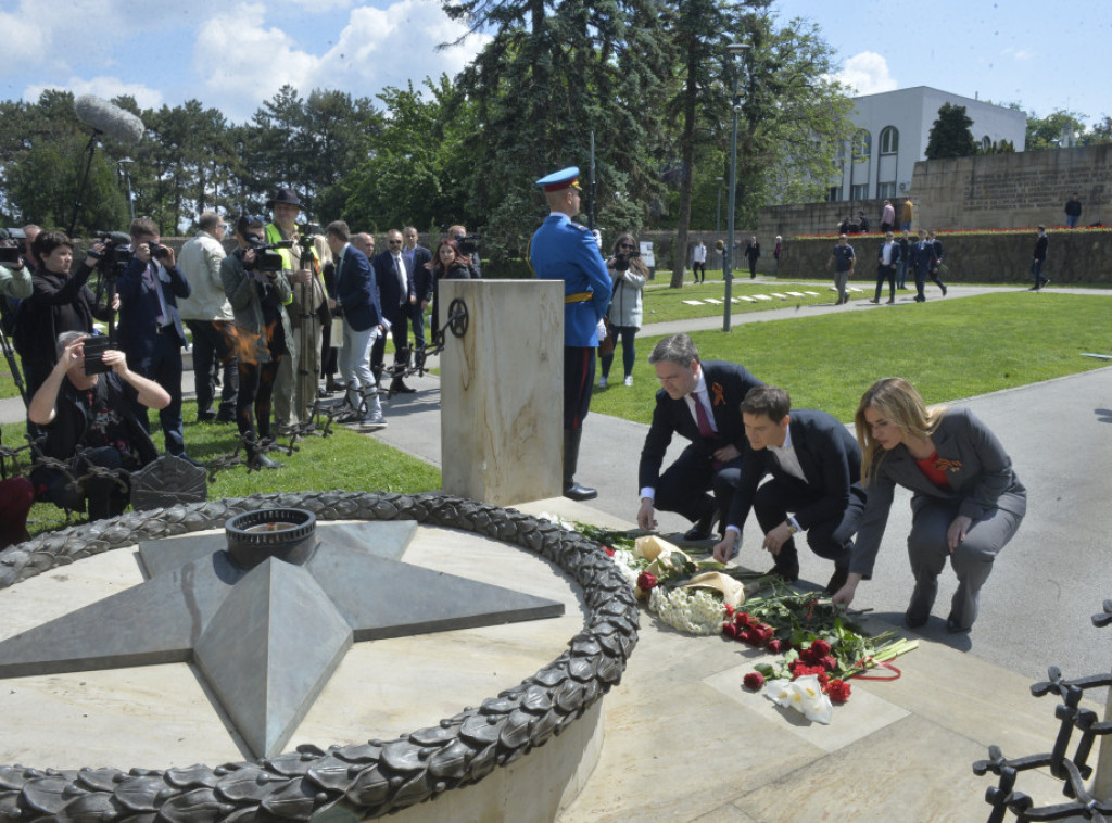 Zvaničnici položili vence na Groblju oslobodilaca Beograda povodom Dana pobede