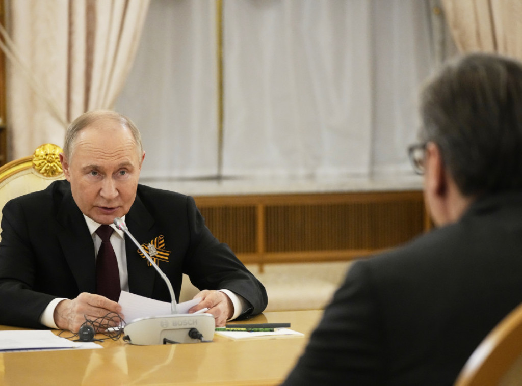 Vučić dobio od Putina sat, pušku, knjigu i vino