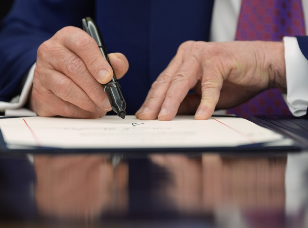 Tramp potpisao izvršnu uredbu o pokretanju programa "samodeportacije"