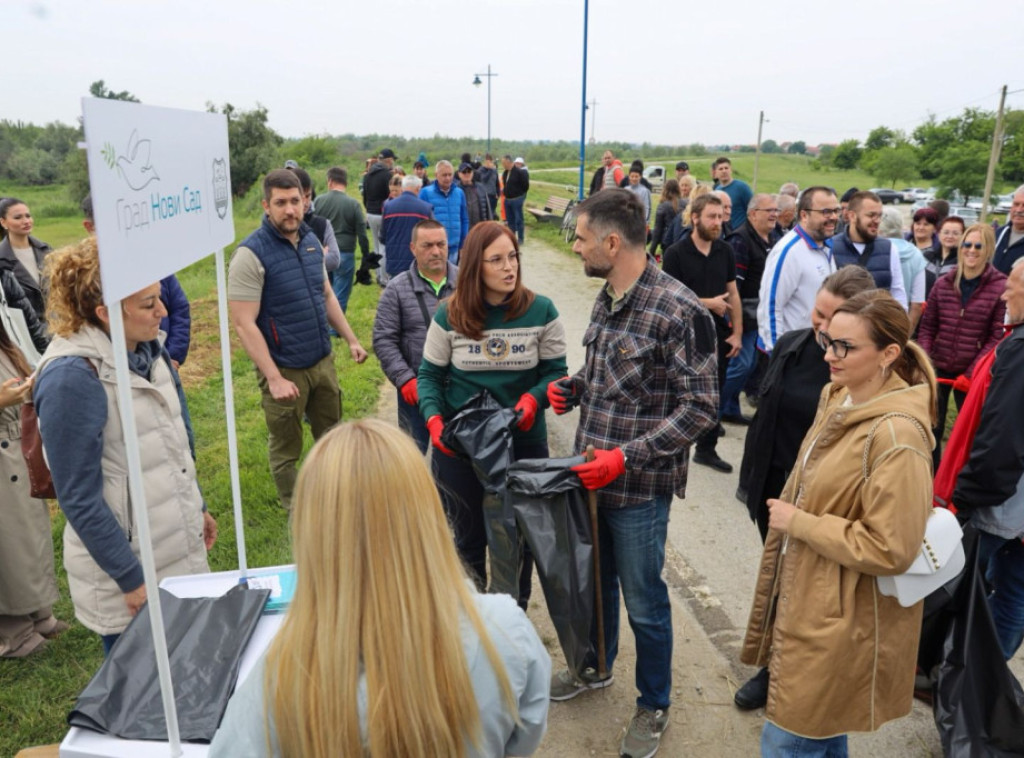 Ministarka Pavkov i gradonačelnik Mićin učestvovali u akciji čišćenja divlje deponije u Futogu