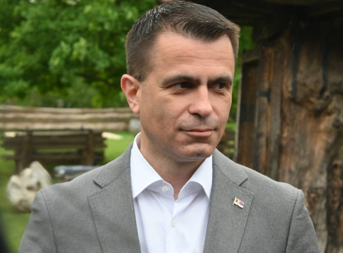 Ministar Milićević posetio porodicu Marković iz Pridvorice koja se iz Švajcarske vratila u Srbiju