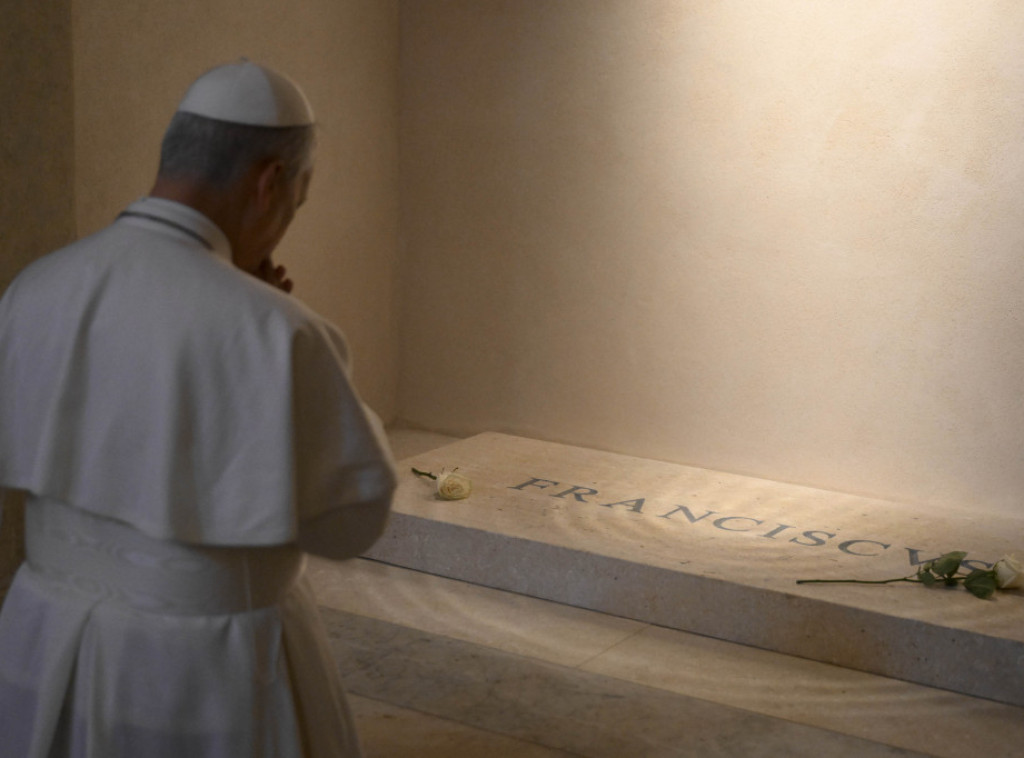Papa Lav XIV obavio privatnu moltivu na grobu pape Franje