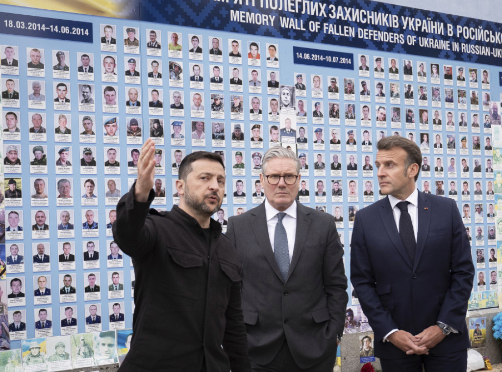 Zelenski, Makron i Starmer položili cveće na spomenik ukrajinskim vojnicima u Kijevu