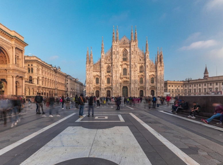 Muškarac skočio sa Milanske katedrale, sumnja se da je reč o odbeglom zatvoreniku