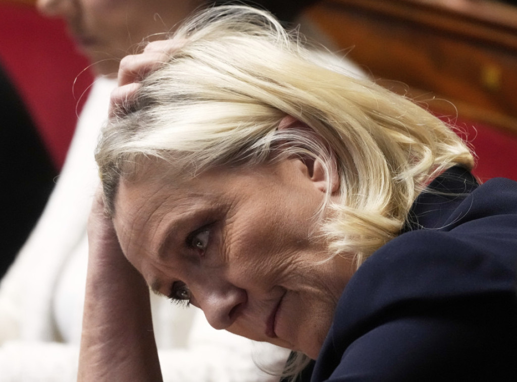 Le Pen: Ponašanje Makrona podseća na pripreme za rat