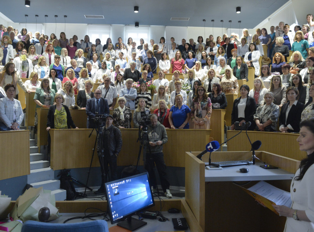 Dodeljene plakete najboljim sestrama povodom Međunarodnog dana medicinskih sestara