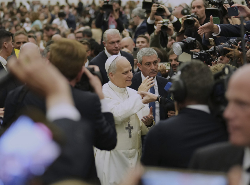 Papa delio autograme, potpisivao i bejzbol lopte