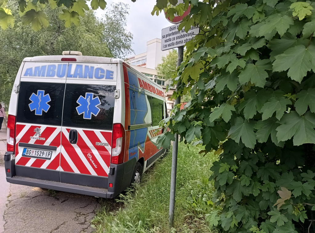 Majstor pao u okno lifta na Voždovcu, prevezen u Urgentni centar