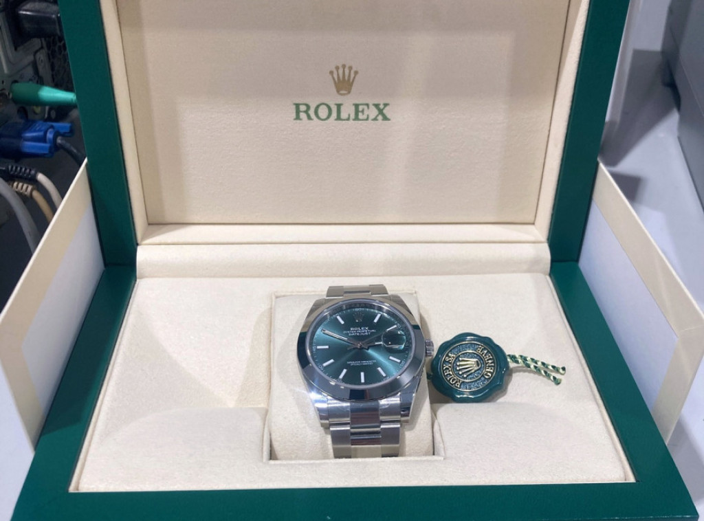 Carinici na aerodromu Nikola Tesla sprečili pokušaj krijumčarenja Roleks satova