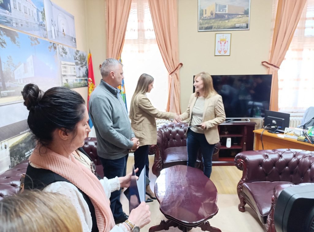 Adrijana Mesarović uručila prva rešenja o dodeli bespovratnih sredstava porodičnim kompanijama