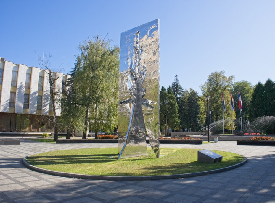 Narodna skupština Republike Srpske od sinoć u bojama trobojke