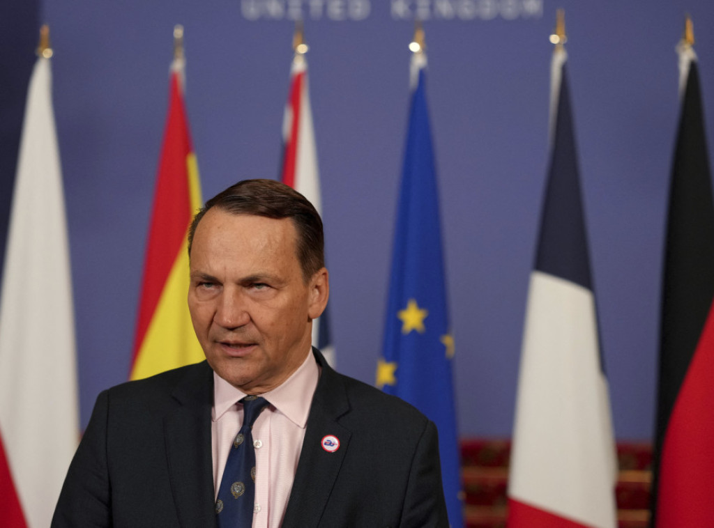 Sikorski: Varšava neće slati svoje trupe u Ukrajinu, ali će pomoći mirovnoj misiji