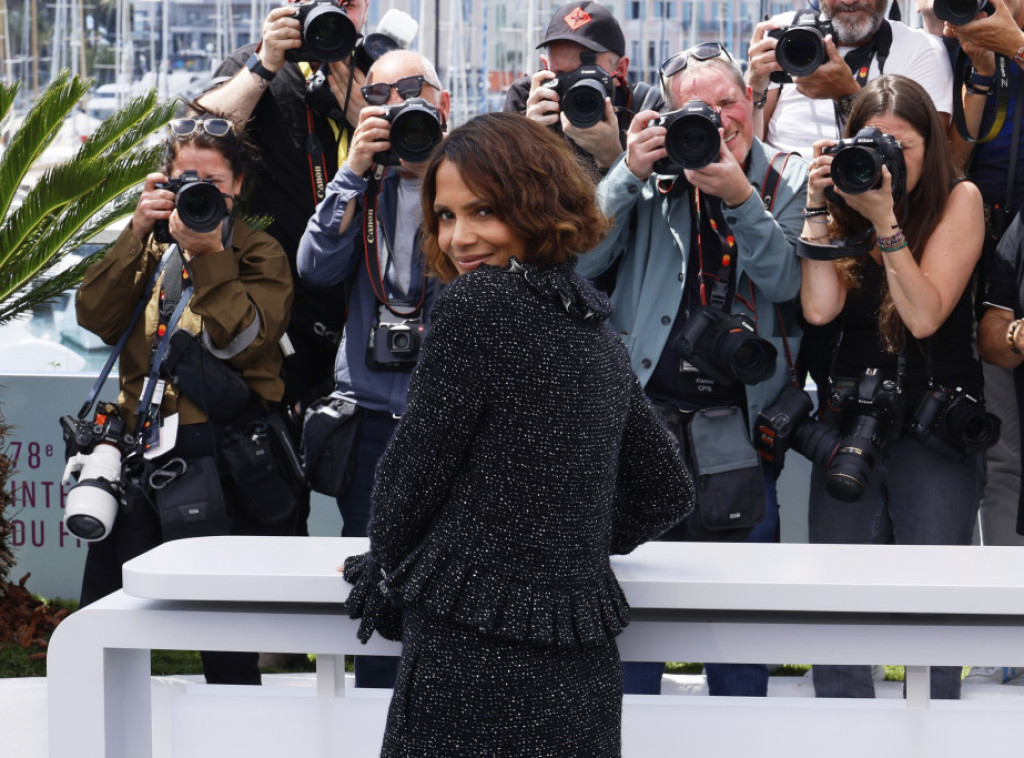 Kan: Hale Beri morala da presvuče haljinu zbog novih modnih pravila na festivalu