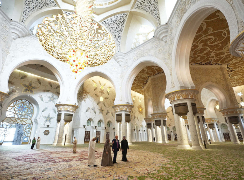 Tramp svečano dočekan u Abu Dabiju uz tradicionalnu ceremoniju i vojnu počast