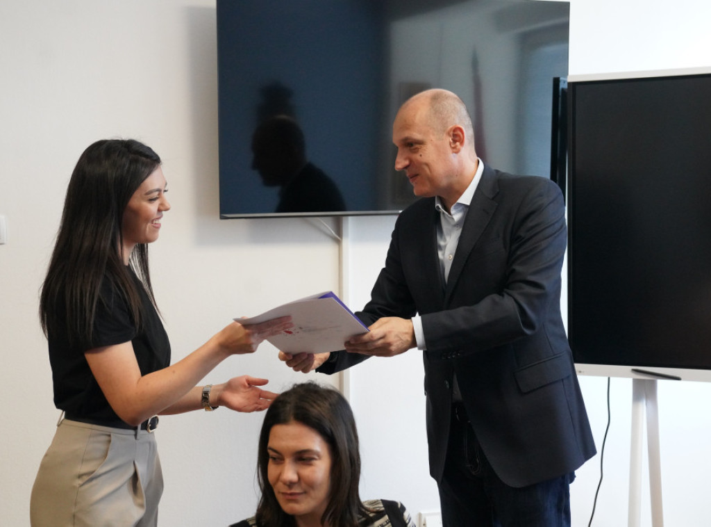 Lončar uručio ugovore o radu još jednoj grupi zdravstvenih radnika koji se vraćaju u Srbiju