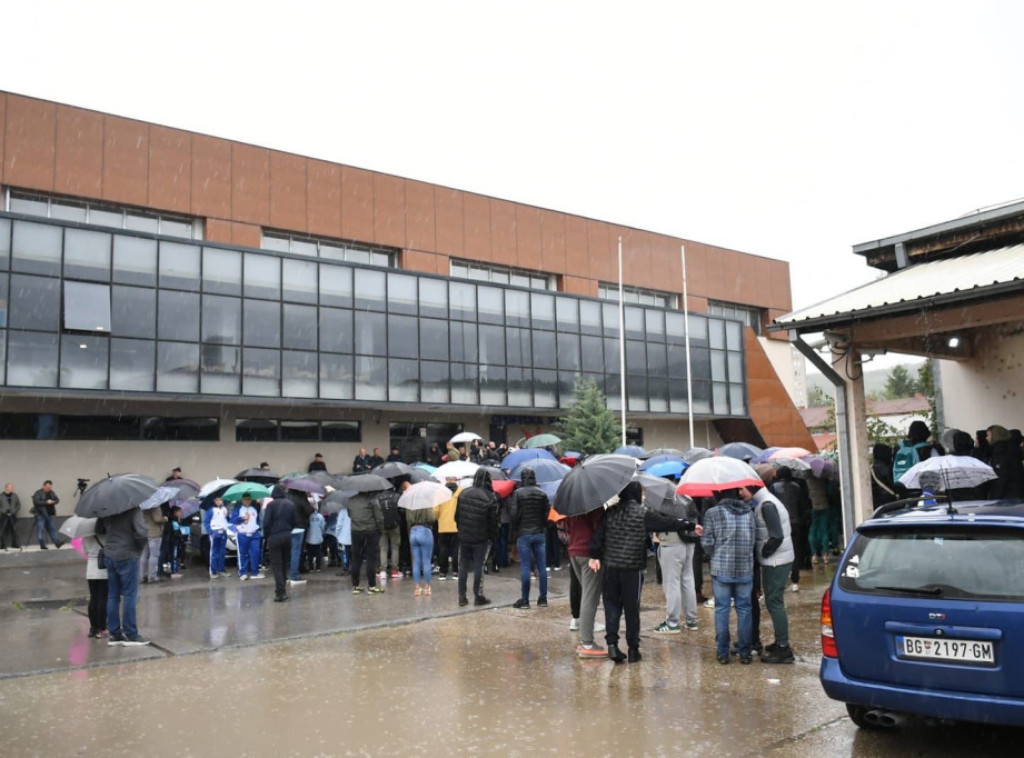 Protest nakon zatvaranja sportske hale u Kosovskoj Mitrovici