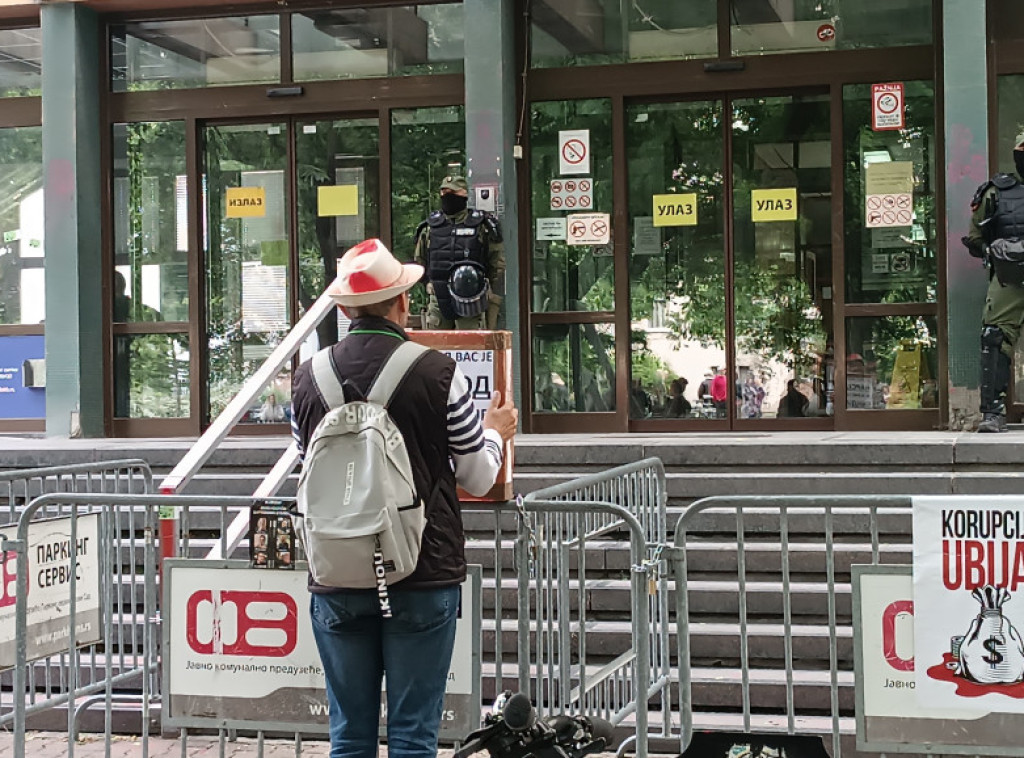 Manja grupa studenata u blokadi i pristalica opozicije i dalje blokira sud u NS