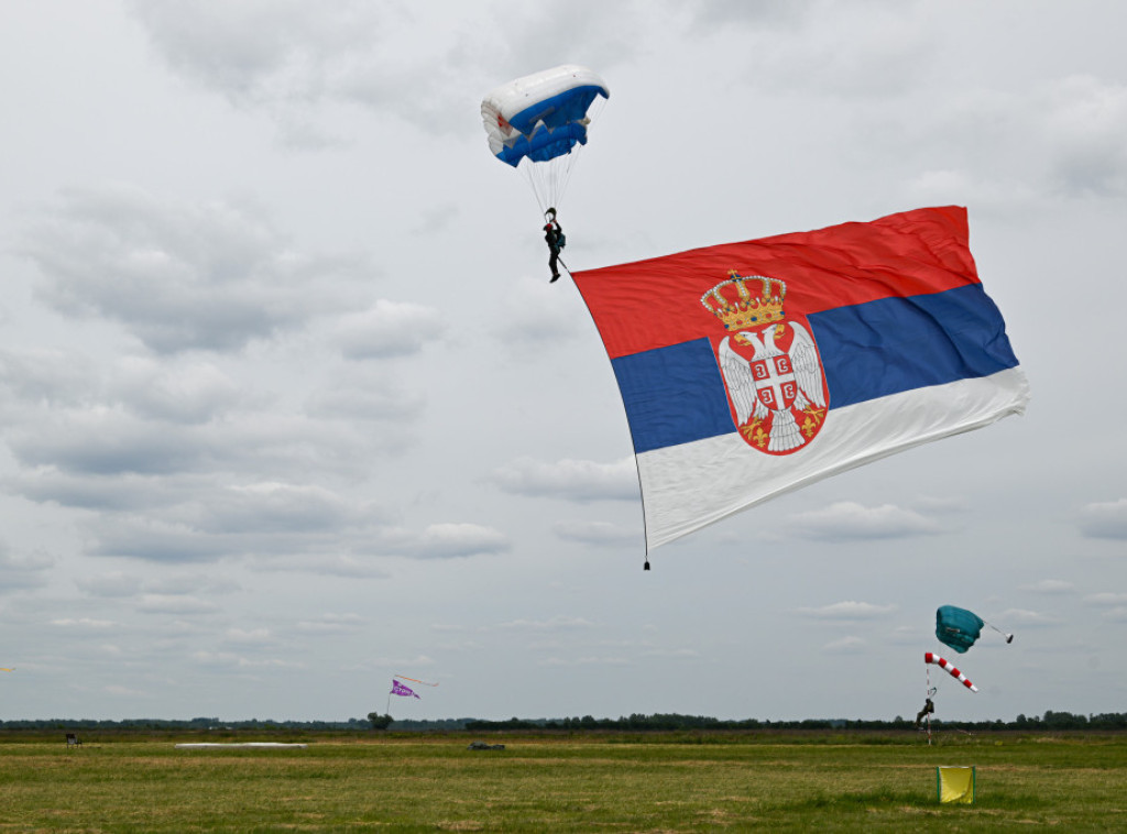 Na manifestaciji Balkanski skok prijateljstva oko 90 padobranaca iz Srbije i regiona