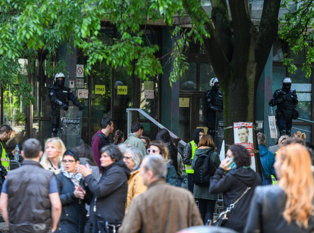 Studenti u blokadi i opozicija i jutros blokiraju zgradu suda u Novom Sadu